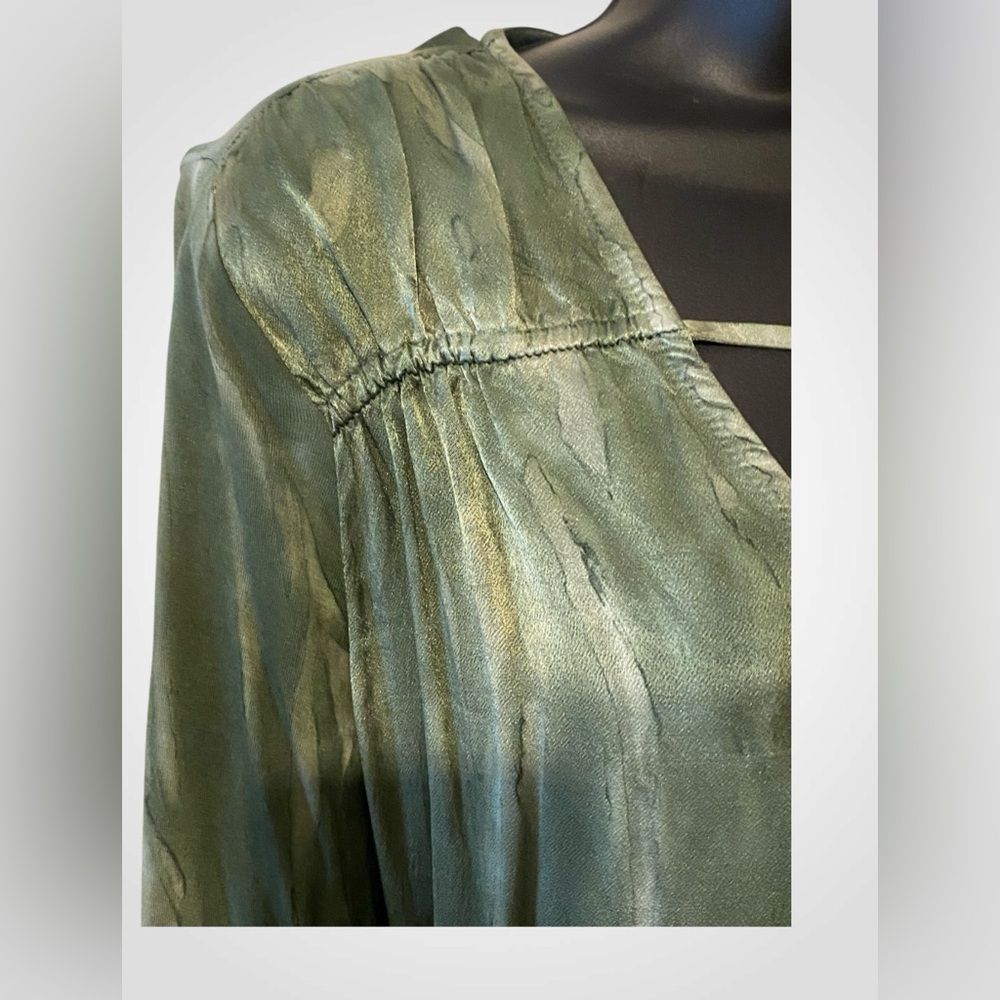 XCVI | women’s XCVI silky blouse green tie-dye v-neck high low hem NWOT size M - Picture 3 of 11